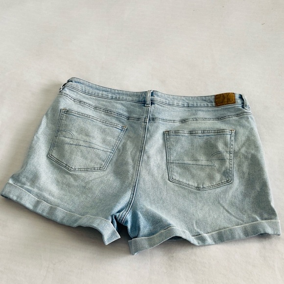 American Eagle “Mom Short” Stretch Size 18 Light Wash / Cuffed / Summer / Cuffed - Picture 2 of 12